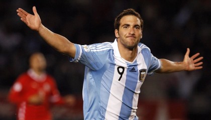 开云体育官网入口-球场内外：运动员的生活与训练故事，运动员在球场训练形容词